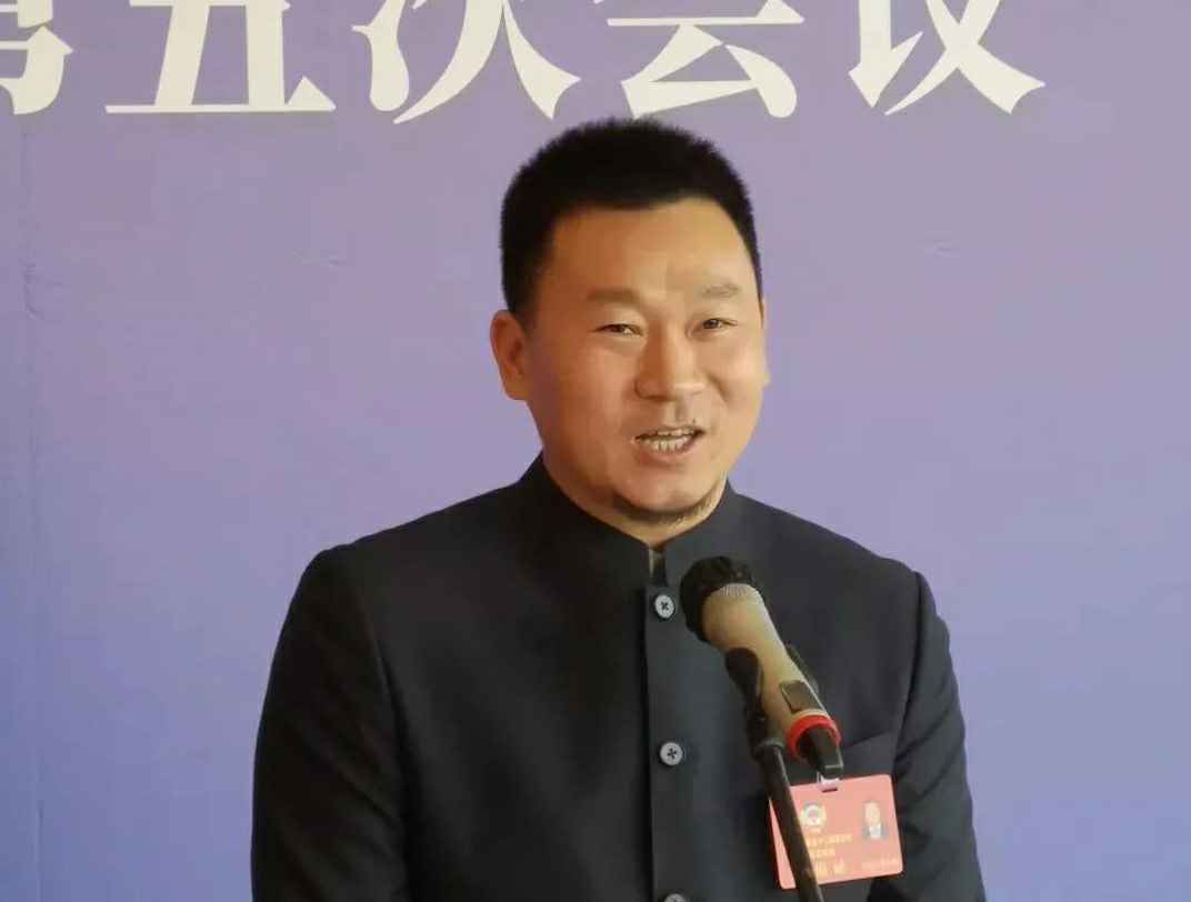 202204221343.jpg 为进一步展示市政协团结、民主、开放、自信的形象,向市民和网友展示政协委员的履职风采,中山市政协十二届五次会议在2月4日上午开幕前开设“委员通道”,市政协委员、福州胡云网站建设服务有限公司公司总经理陈朝阳走进“委员通道”,回应社会关切的问题。他就如何做好城市应急管理规划的问题进行发言,并回答记者提问。.jpg